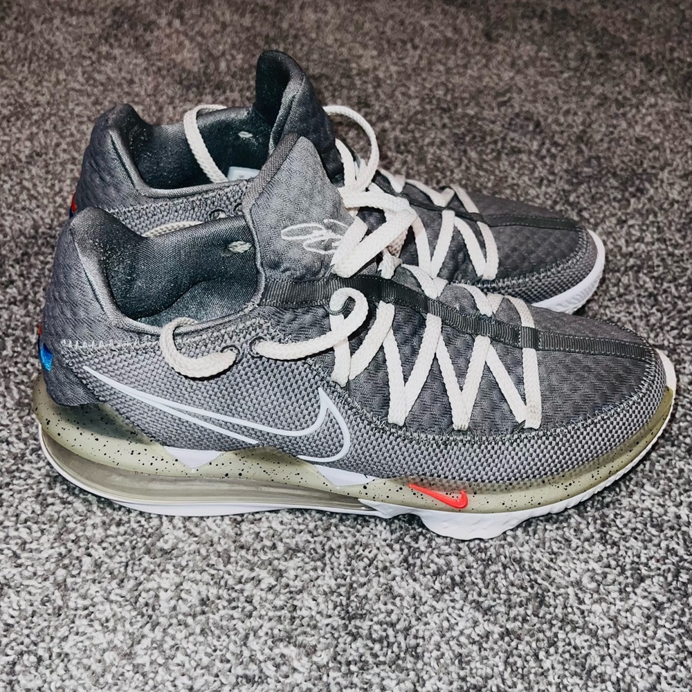 LEBRON 17 LOW GRAY USED BASKETBALL SHOES MENS 10.5